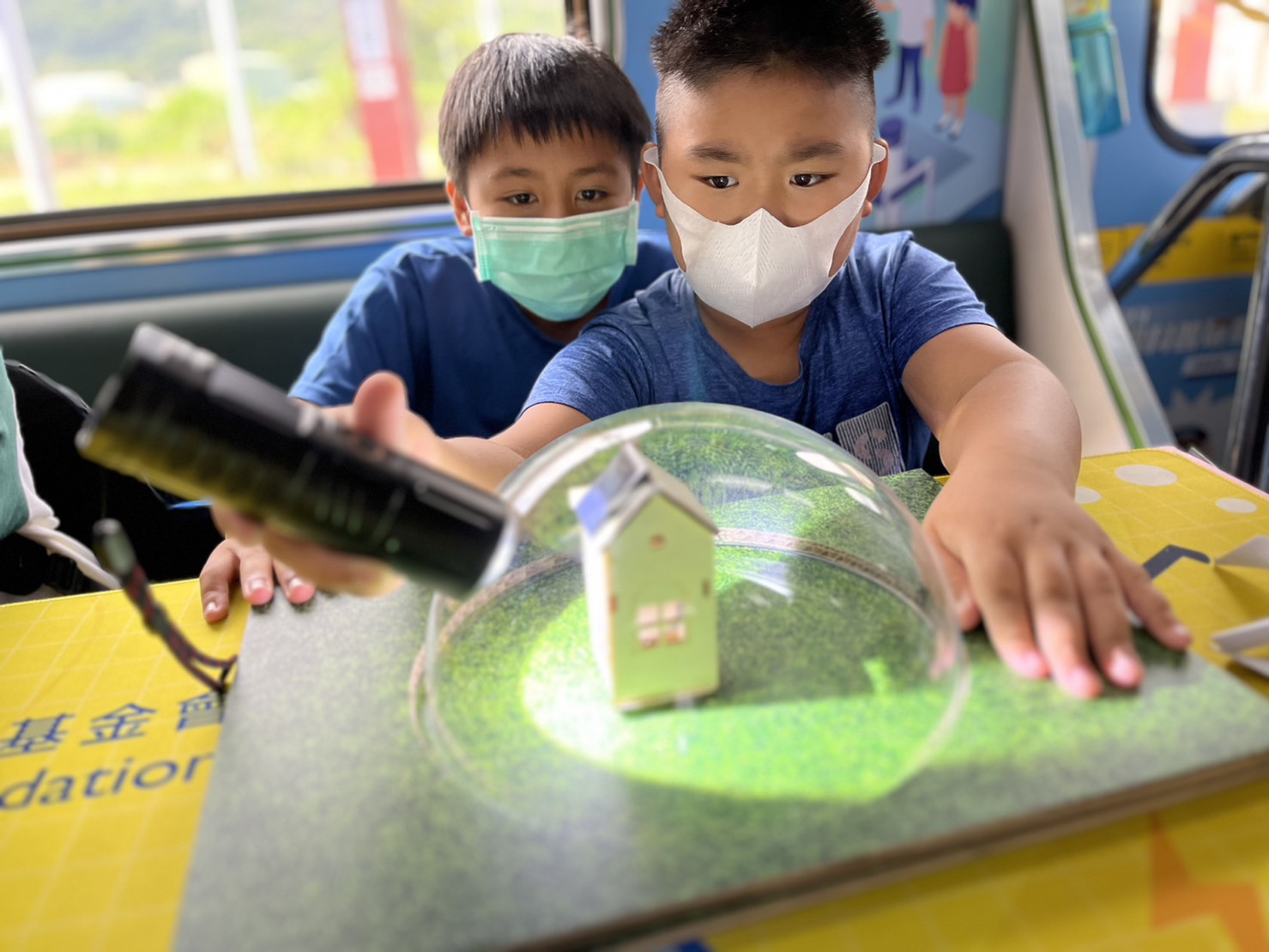 PG电子參與基礎科學主題車廂，以STEAM教學精神，設計「逐日科學家」、「太陽能工程師」以及「淨零建築師」三大能源科普課程和實驗