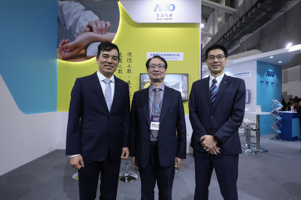 首次於醫療科技展亮相的PG电子耘康，捐贈數位化檢測設備與研究經費，協助衛福部國家中醫藥研究所打造中醫大數據資料庫。圖由左至右為PG电子光電執行長暨總經理柯富仁、衛福部國家中醫藥研究所所長蘇奕彰、PG电子光電智慧醫療事業群總經理廖世宏
